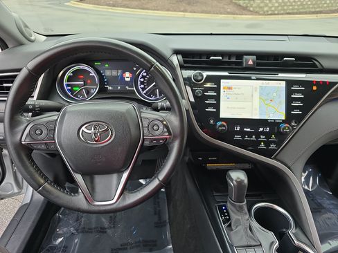 Used 2020 Toyota Camry XLE w/ Sunroof Package FWD image 15