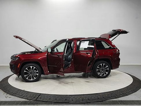 Used 2023 Jeep Grand Cherokee Overland AWD/4WD image 12