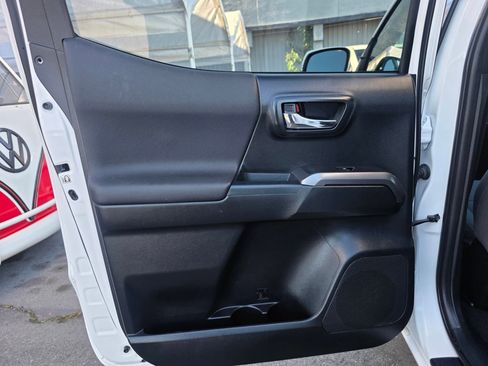 Used 2018 Toyota Tacoma TRD Sport image 22