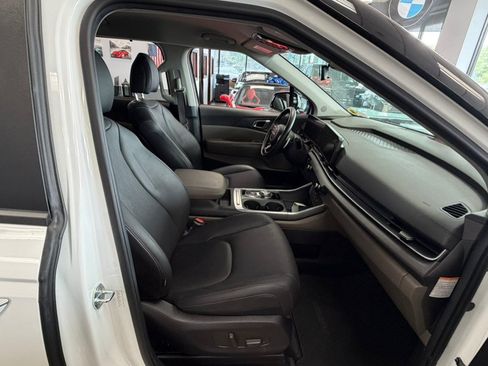Used 2025 Kia Carnival EX FWD image 43