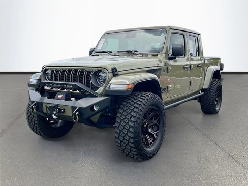 Used 2025 Jeep Gladiator Sport w/ Premium Package AWD/4WD image 3