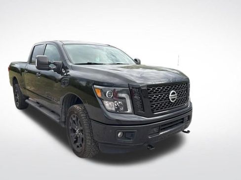 Used 2018 Nissan Titan SV w/ SV Convenience Package image 3