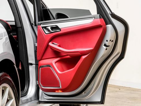 Used 2016 Porsche Macan Turbo image 42