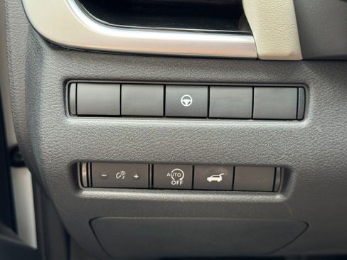 Used 2025 Nissan Rogue SL FWD image 16