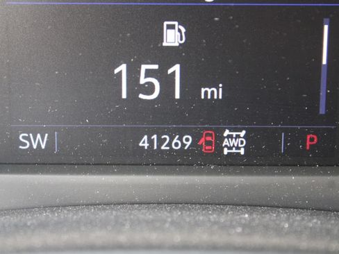 Used 2022 Cadillac XT4 Luxury w/ Cold Weather Package AWD/4WD image 2