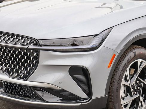 Used 2025 Lincoln Nautilus Premier image 4