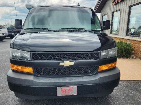 Used 2018 Chevrolet Express 2500 w/ Driver Convenience Package RWD image 3
