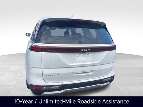 Certified 2024 Kia Carnival LX image 4