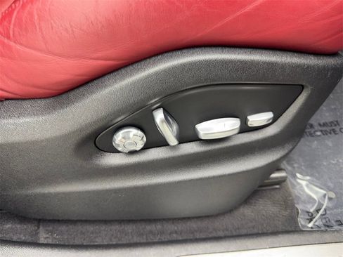 Used 2020 Porsche Cayenne w/ Premium Package image 46