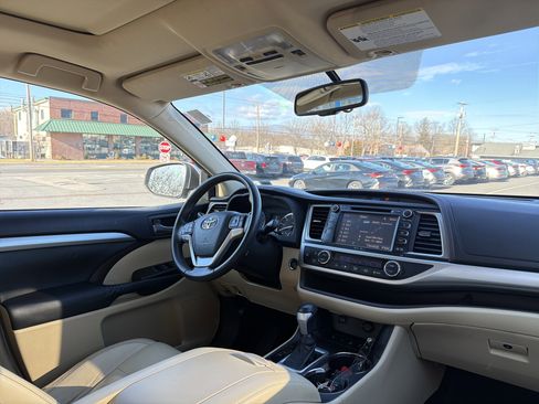 Used 2015 Toyota Highlander XLE image 16