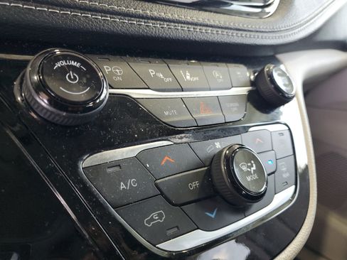 Used 2023 Chrysler Pacifica Touring-L w/ Uconnect Theater Family Group FWD image 28