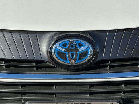 Used 2024 Toyota Venza XLE image 38