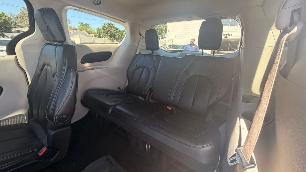 Used 2023 Chrysler Pacifica Touring-L FWD image 8