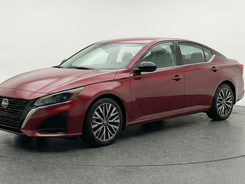 Used 2025 Nissan Altima 2.5 SV FWD image 3