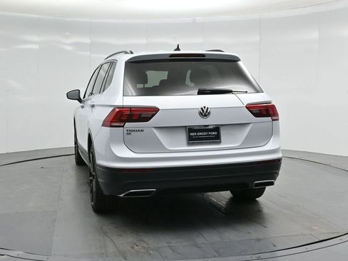 Used 2019 Volkswagen Tiguan SE w/ Panoramic Sunroof Package image 25
