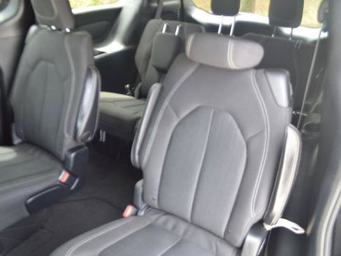Used 2018 Chrysler Pacifica Touring Plus w/ S Appearance Package FWD image 24