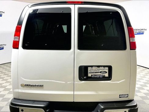 Used 2025 Chevrolet Express 3500 LT w/ LT Preferred Equipment Group RWD image 4