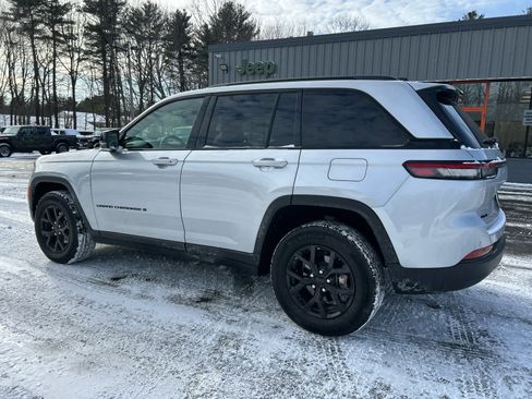 Used 2025 Jeep Grand Cherokee Altitude image 14