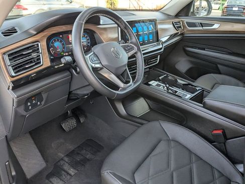 Used 2025 Volkswagen Atlas SE image 13