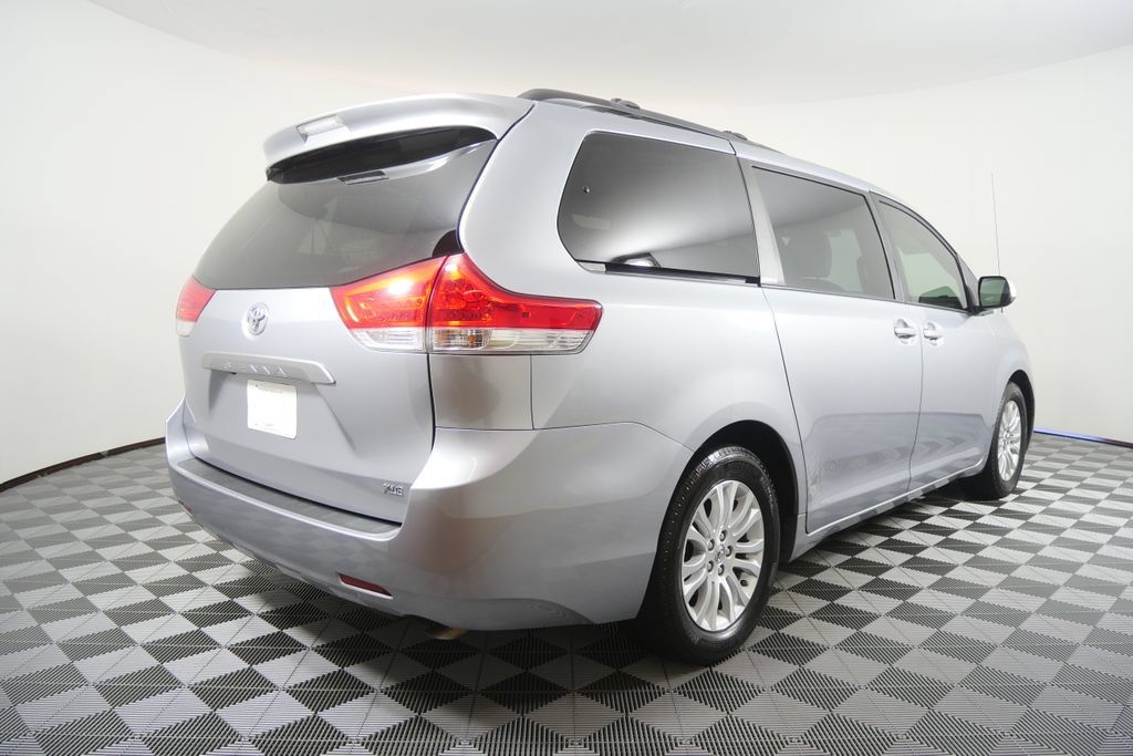 Used 2013 Toyota Sienna XLE FWD image 4