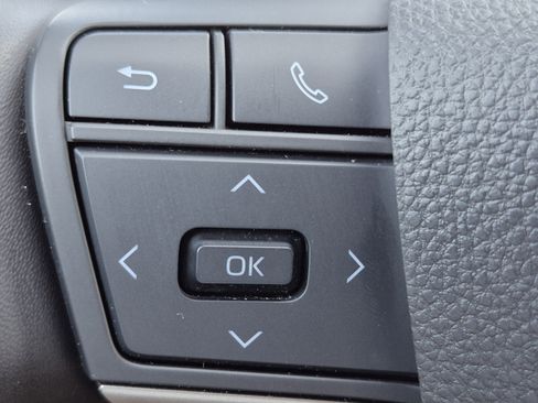 Used 2025 Toyota Camry SE image 18