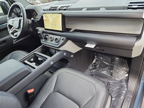 New 2024 Land Rover Defender 110 SE image 25