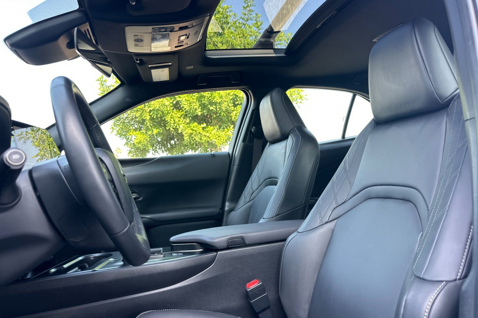 Certified 2025 Lexus UX 300h FWD w/ Accessory Package (Z2) image 5