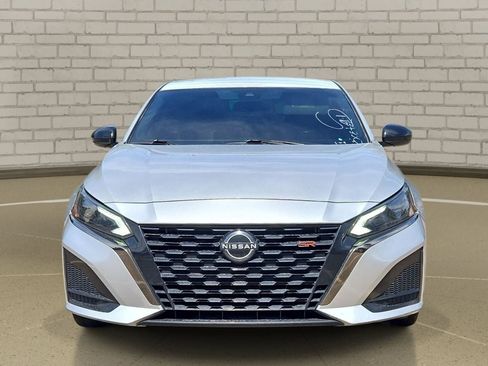 Used 2023 Nissan Altima 2.5 SR FWD image 2