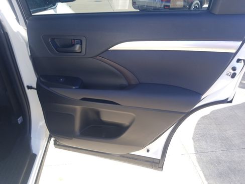 Used 2019 Toyota Highlander LE image 14