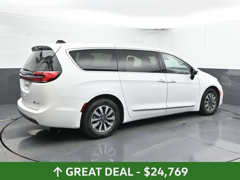 Used 2023 Chrysler Pacifica Limited FWD image 4