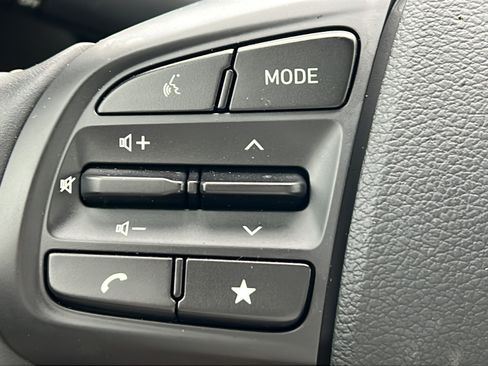 Certified 2025 Hyundai Venue Limited FWD image 21