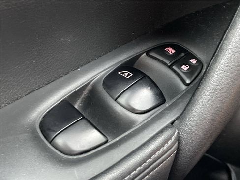 Used 2018 Nissan Rogue S AWD/4WD image 16