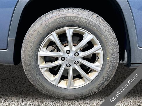 Used 2019 Jeep Cherokee Latitude w/ Cold Weather Group AWD/4WD image 9