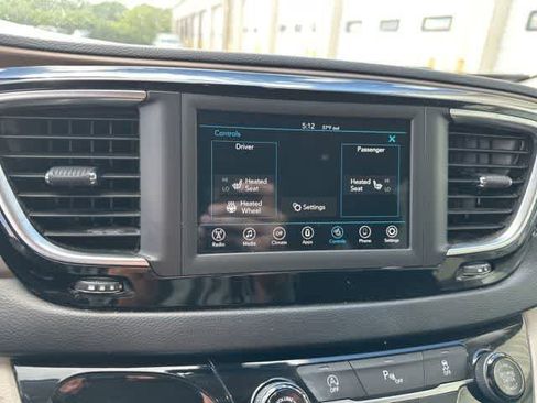 Used 2019 Chrysler Pacifica Touring-L FWD image 10