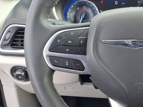 Used 2024 Chrysler Pacifica Touring-L image 17