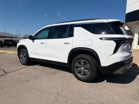 Used 2025 Chevrolet Traverse LT FWD image 8