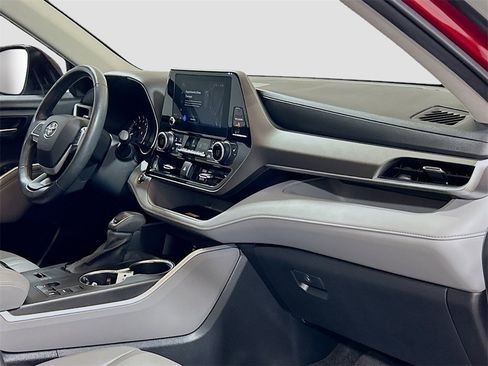 Used 2023 Toyota Highlander XLE image 28