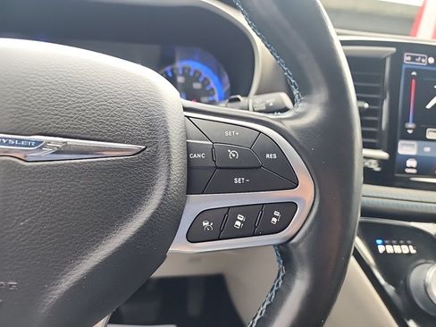 Used 2021 Chrysler Pacifica Touring-L FWD image 22
