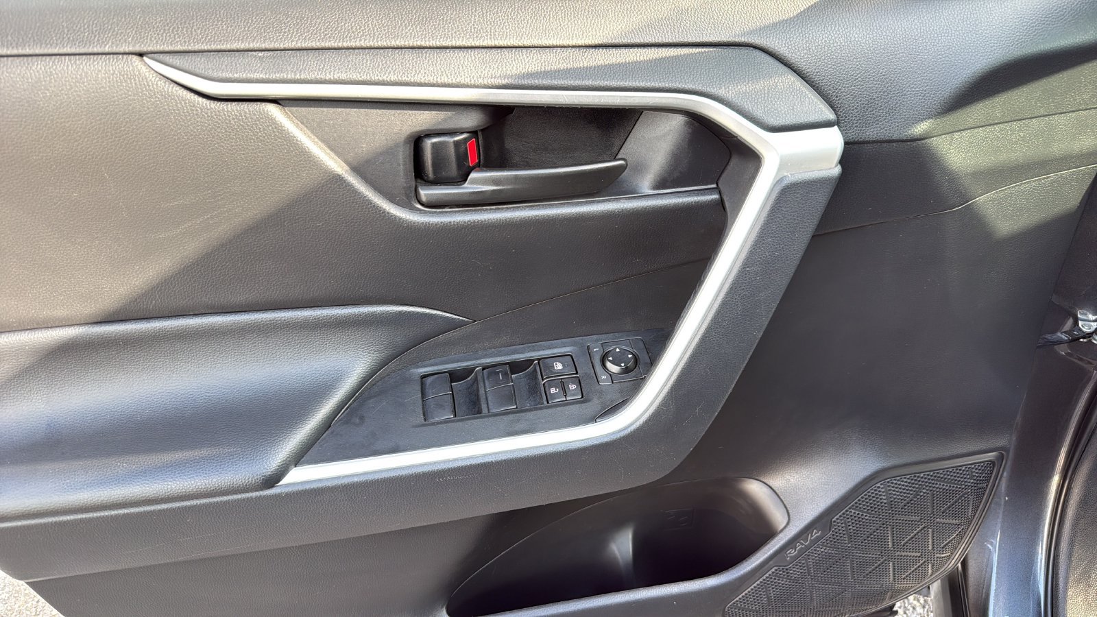 Used 2024 Toyota RAV4 LE FWD image 5