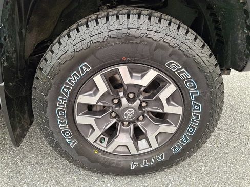 Used 2022 Toyota Tacoma TRD Off-Road w/ TRD Premium Off Road Package AWD/4WD image 10