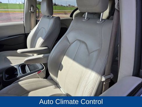 Used 2018 Chrysler Pacifica Touring-L FWD image 13