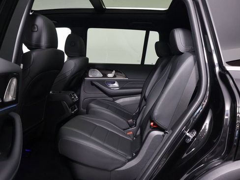 Used 2025 Mercedes-Benz GLS 450 4MATIC image 11