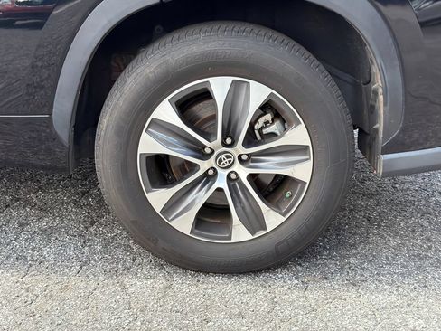 Used 2023 Toyota Highlander XLE FWD image 19