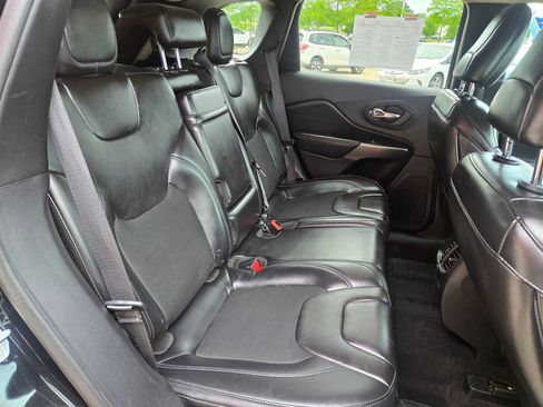 Used 2019 Jeep Cherokee Latitude Plus w/ Cold Weather Group AWD/4WD image 8