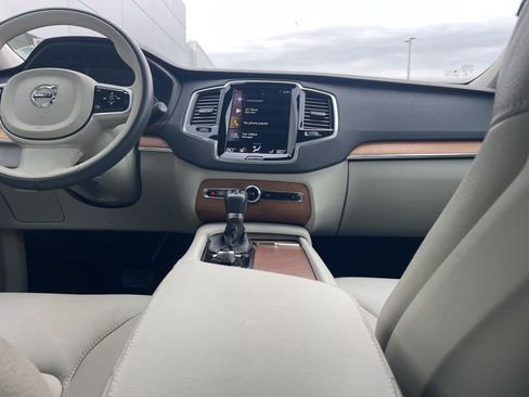 Used 2022 Volvo XC90 T6 Momentum image 25