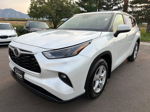 Used 2024 Toyota Highlander LE AWD/4WD image 3