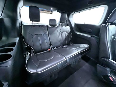 Used 2025 Chrysler Pacifica Limited FWD image 44