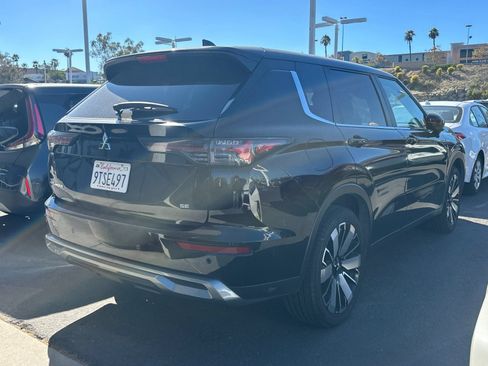Used 2025 Mitsubishi Outlander SE FWD image 3