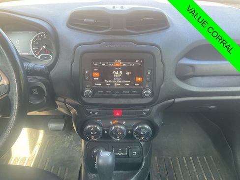 Used 2017 Jeep Renegade Latitude AWD/4WD image 11