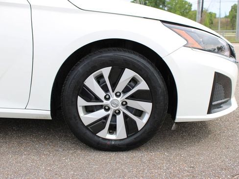 Used 2024 Nissan Altima 2.5 S FWD image 5